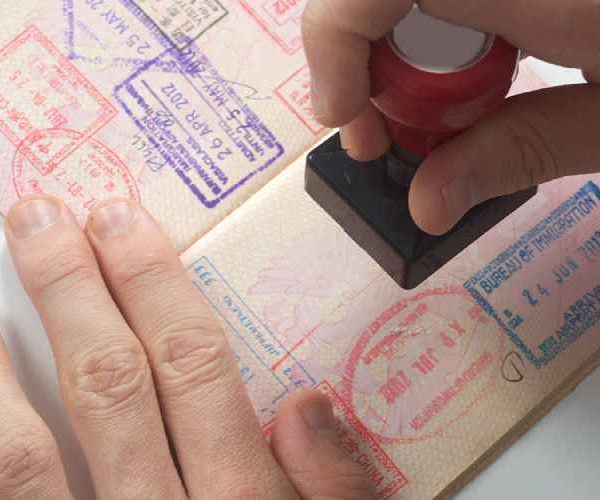 رسوم تجديد الإقامة للزوجة والأبناء بالإمارات :ثقة وسهولة